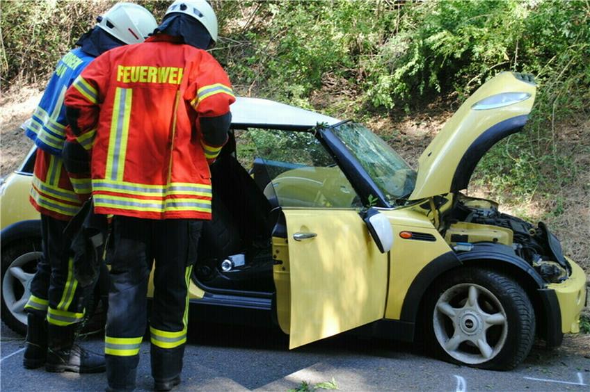 Auto prallt gegen Verkehrsschild und überschlägt sich: Frau bei Unfall in Wessingen verletzt