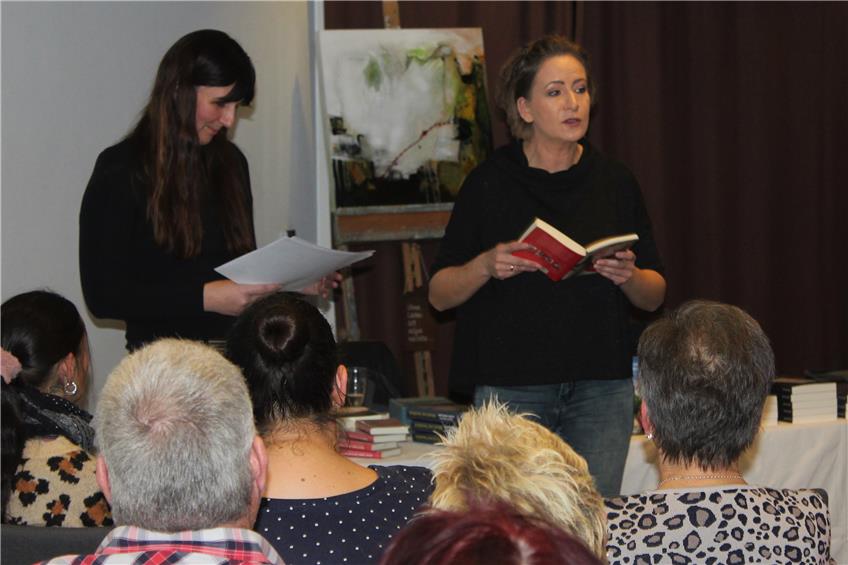 Lesung in der Balinger Stadthalle: Zwei „Serienkillerinnen“ fesseln ihre Zuhörer