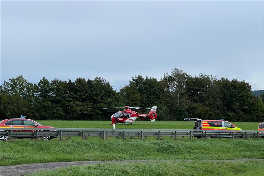 Sieben Verletzte nach Unfall mit drei Autos auf der B463 bei Weilstetten – Strecke voll gesperrt