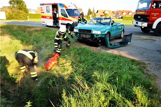 Unfall auf B27 bei Schömberg: Audi kommt von Straße ab – Schwerverletzte in Auto zurückgelassen