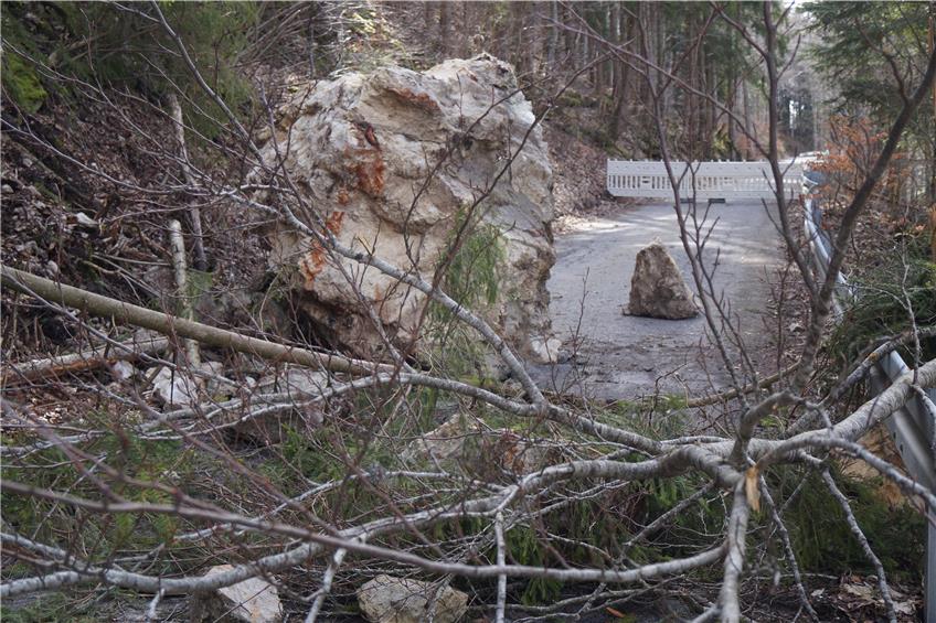 Weiter Lebensgefahr nach Felssturz am Plettenberg: Hälfte des Materials hängt noch am Steilhang