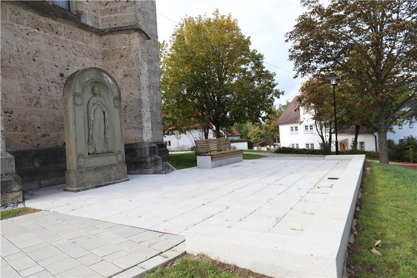 Katholiken feiern: Der neu gestaltete Dotternhausener Kirchplatz wird eingeweiht
