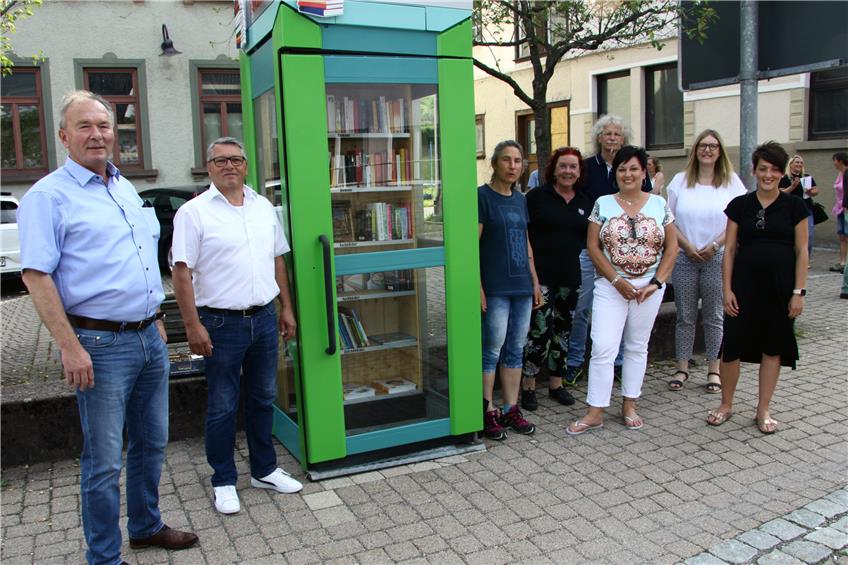 Offizielle Einweihung: Drei Paten kümmern sich um die neue Pfeffinger Bücherzelle