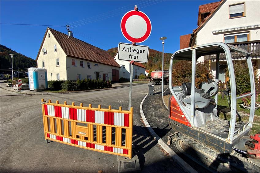 Baustelle im Nusplinger Dietsteinweg: Am Freitag wird der Feinbelag verlegt