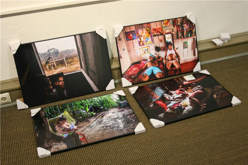 Zwei Kisten voller Zeitgeschichte: Die Bilder der World-Press-Photo-Ausstellung sind da