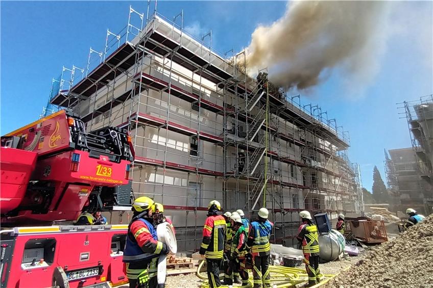 Feuerwehr rückt zu brennendem Neubau in Hechingen aus: Handwerker und Bewohner in Sicherheit