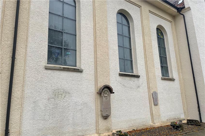 „Fuck AfD“ und „Jude“: Schmierereien an Obernheimer Kirche und Hausfassade
