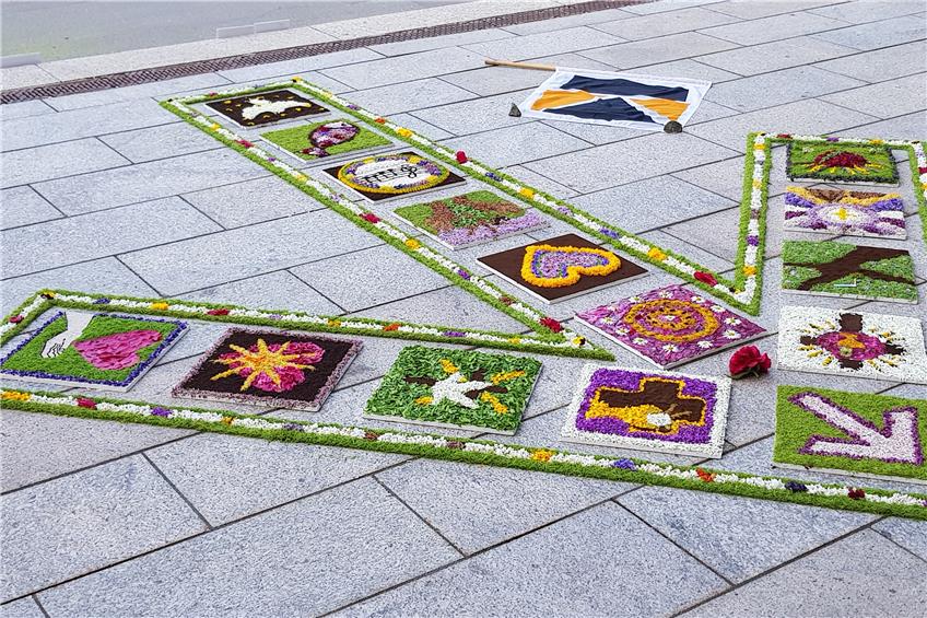 Bunt geschmückte Blumenteppiche erfreuen die Gläubigen im Zollernalbkreis