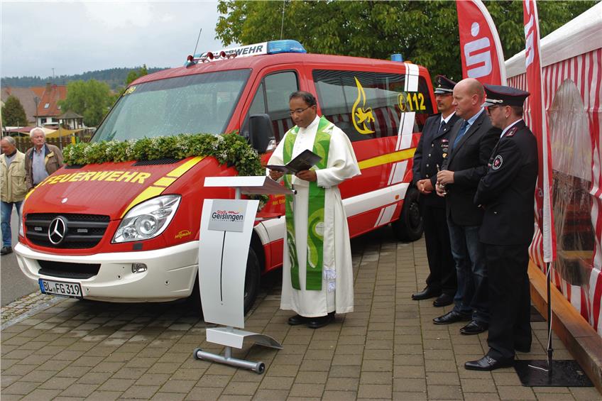 Mit dem Segen der Kirche: Erlaheims Feuerwehr feiert ihr neues Fahrzeug mit einem Fest