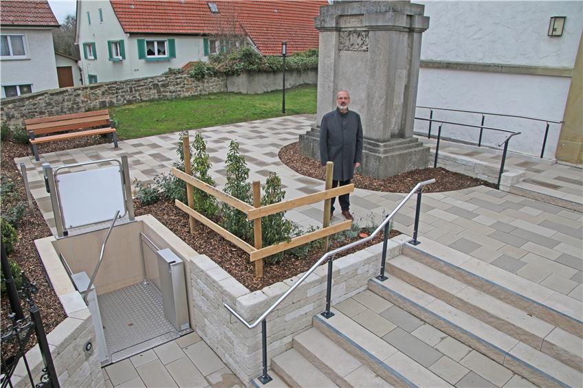 Vorplatz der Ostdorfer Medarduskirche ist neu gestaltet – und dank Lift auch barrierefrei