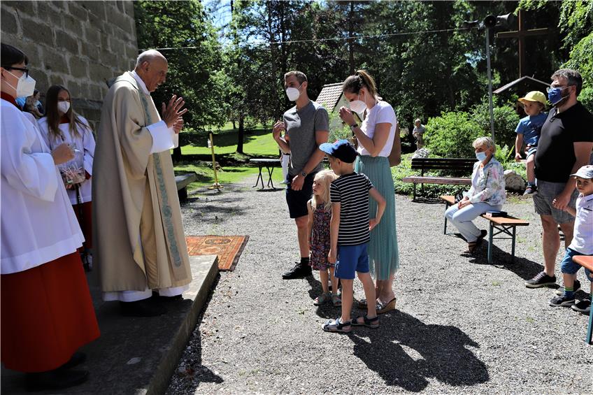 Familientag auf dem Palmbühl: Pfarrer Josef Schäfer stellt Kinder unter den Schutz Gottes