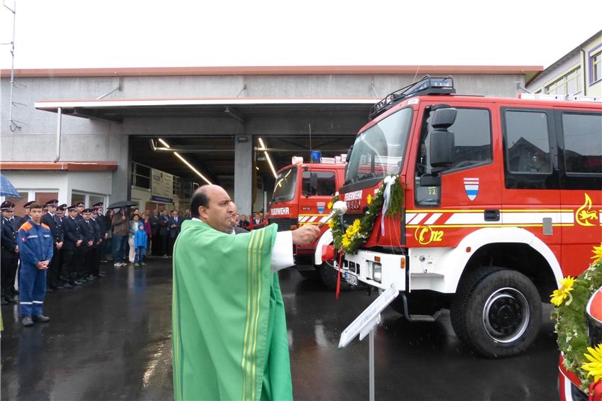 Himmlischer Segen: Weihwasser für das neue Obernheimer Feuerwehrmagazin und die Fahrzeuge