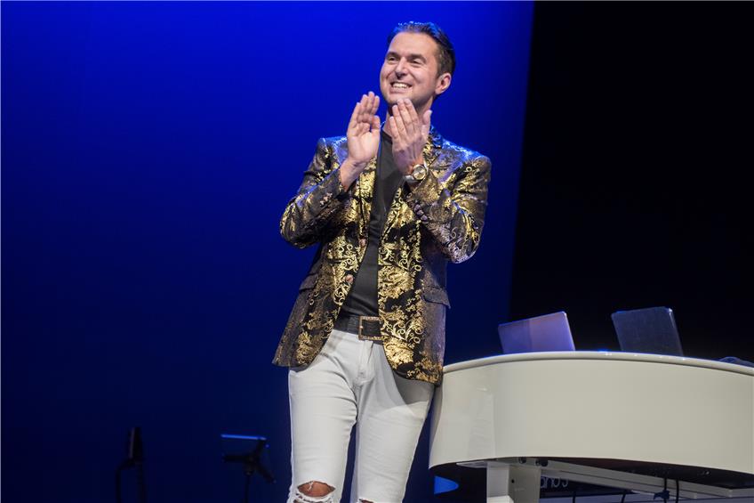 Die Herzen und Smileys fliegen ihm zu: Pianist bringt King of Pop in Balinger Wohnzimmer
