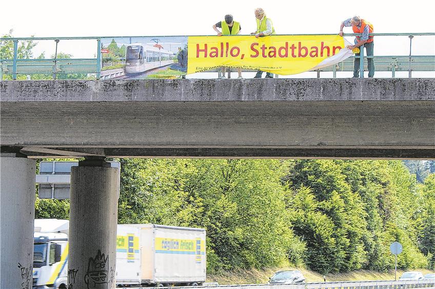 Bequemer Wechsel auf die Schiene: Werbebanner für den zügigen Bau der Regionalstadtbahn