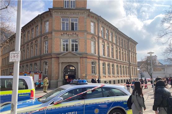 Reizgas-Alarm an Ebinger Hohenbergschule: Rettungskräfte im Großeinsatz