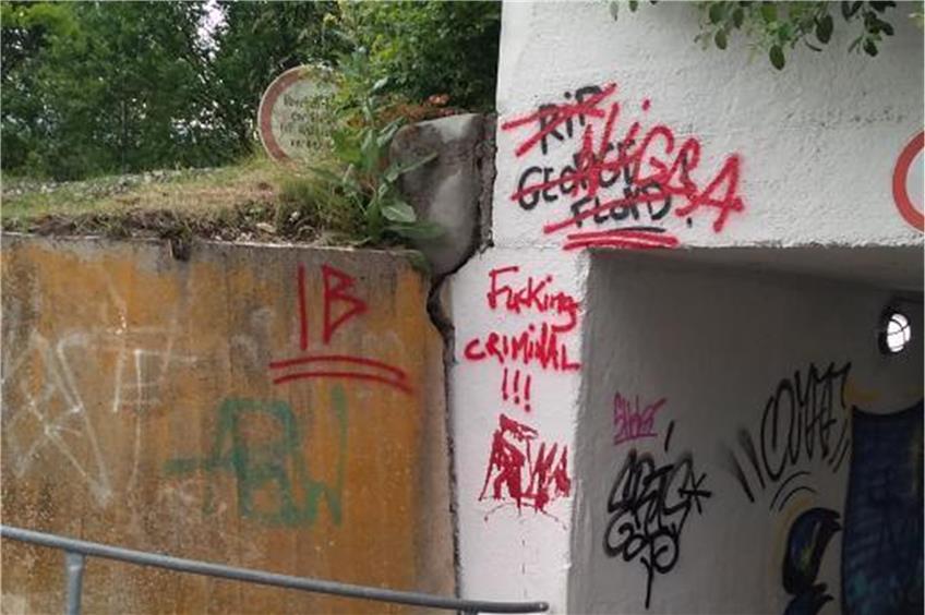 Graffito zu Ehren George Floyds beim Ebinger Bahnhof rassistisch übersprüht