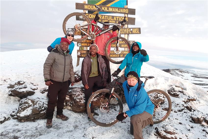 Rainer Gaiser aus Benzingen bezwingt den Kilimandscharo mit dem Mountainbike