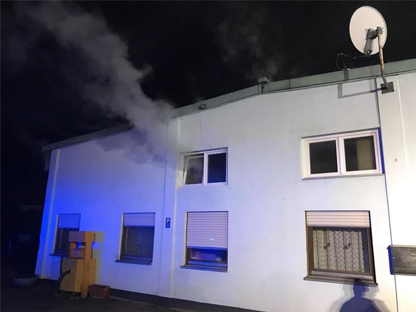 Brennholz-Container gerät in Autowerkstatt in Dotternhausen in Brand