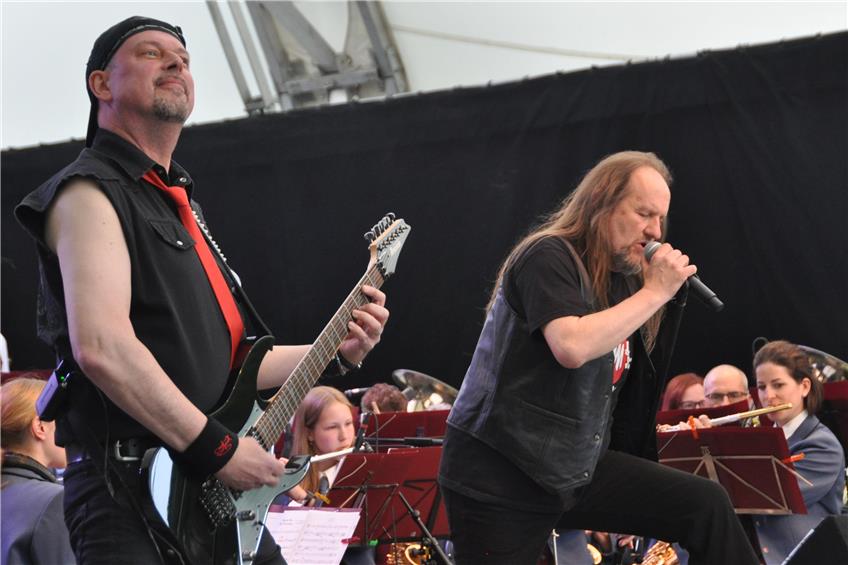 „Rock meets Blech“: Für Roßwanger Musiker, Bandmitglieder und Publikum ein voller Erfolg