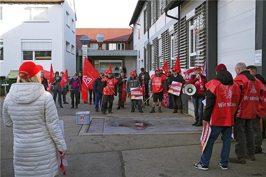 IGM-Warnstreiks: Mitarbeitende bei „August Beck“ in Winterlingen legen die Arbeit nieder