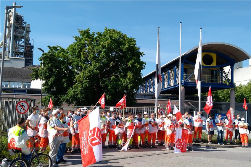 Warnstreik: Rund 70 Holcim-Mitarbeiter sind am Dienstag vor dem Dotternhausener Werk im Ausstand