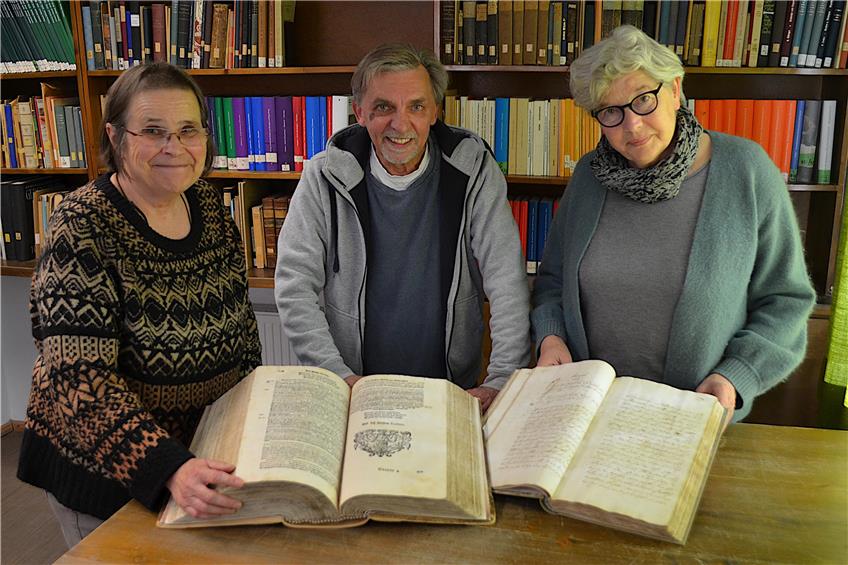 Der Wunder-Spiegel glänzt wieder: Wie Hechinger zwei jahrhundertealte Bücher gerettet haben
