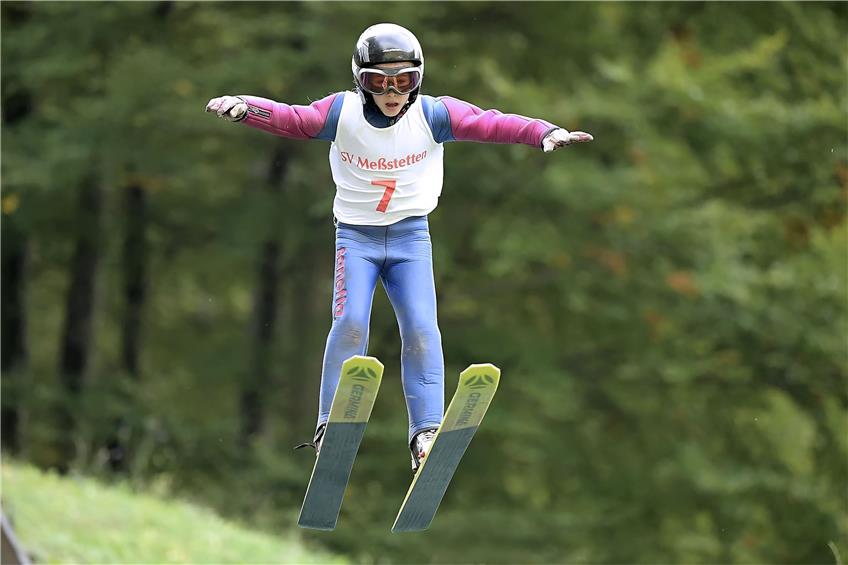 Kids-Trophy: Sarah Deufel nutzt beim Skispringen im Meßstetter Täle den Heimvorteil 