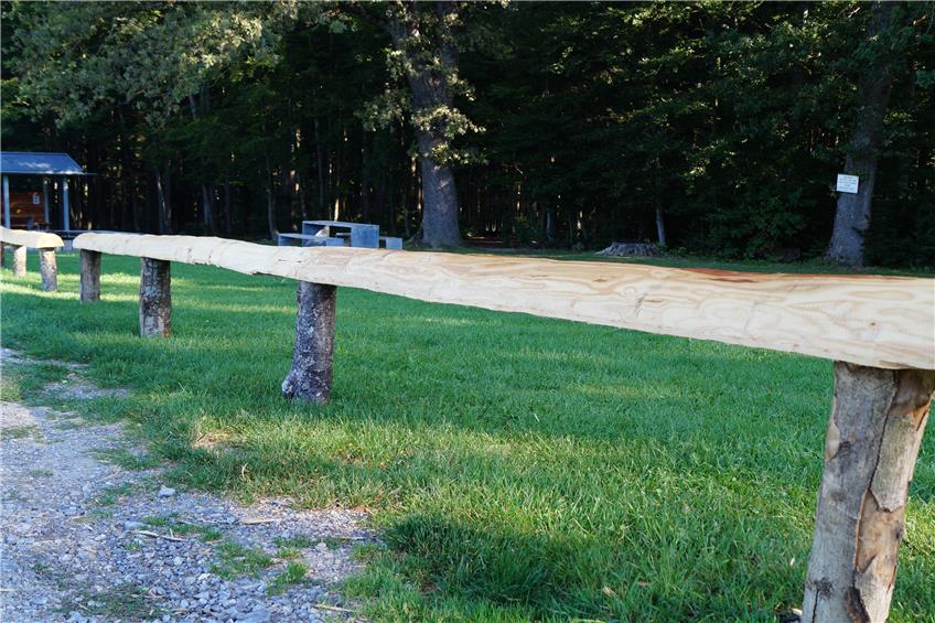 Schutz für den Rasen: Am Weilener Grillplatz Honau gibt‘s jetzt Abgrenzungen aus Holz