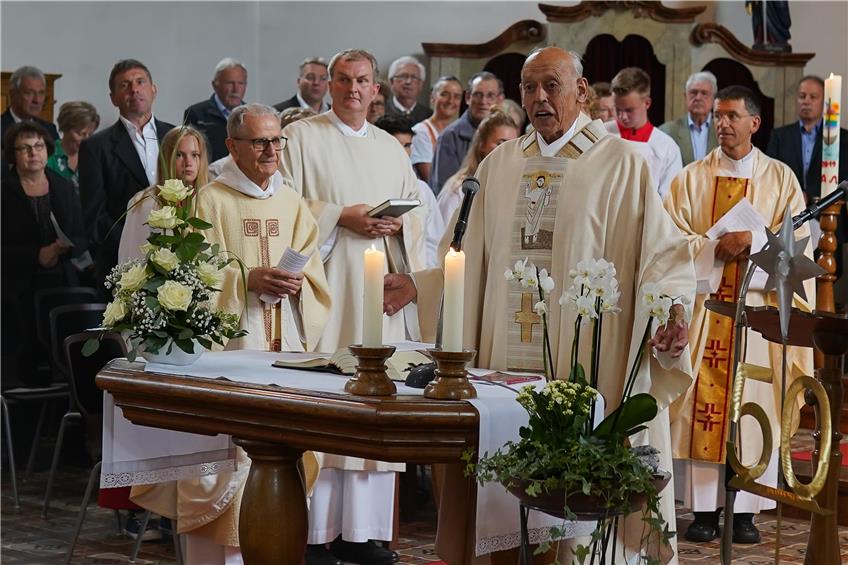 Einer der stehenbleibt und hilft: Pfarrer Josef Schäfer ist seit 50 Jahren Priester