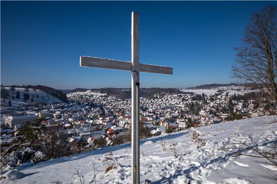 Licht in dunklen Coronazeiten: Onstmettinger rätseln über das geheimnisvolle Kreuz am Bergle
