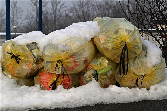 Seit 4 Tagen liegen sie im Schnee: Hat die Müllabfuhr in Tailfingen die Gelben Säcke vergessen?