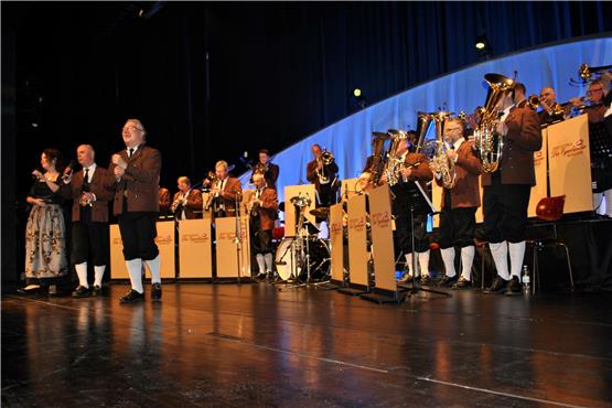 Ernst Hutter und seine Egerländer Musikanten reichen dem Balinger Publikum musikalisch die Hand