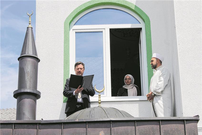 Historische Geste: Der katholischer Pfarrer Michael Knaus betet vom Dach der Hechinger Moschee