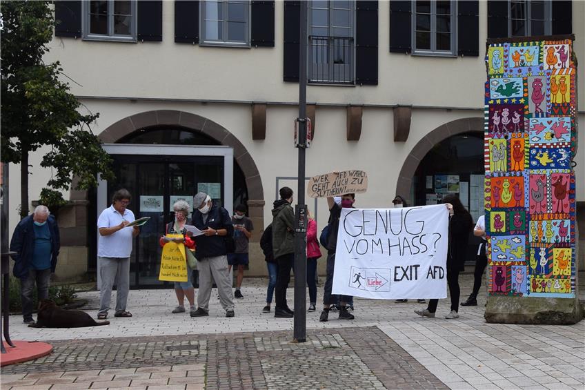 AfD-Sommerkampagne im Zollernalbkreis: Viele Zwischenrufe der Demonstranten nerven Martin Hess