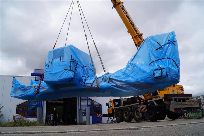 Elf Tonnen, zwölf Meter: Autokran hievt riesige Maschine von extrabreitem Sattelschlepper