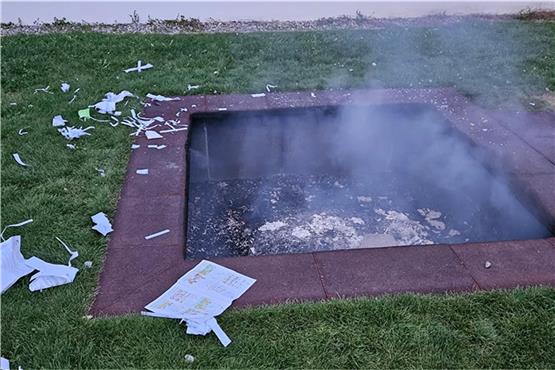 Vandalen stecken Bodentrampolin auf Geislinger Schulgelände in Brand