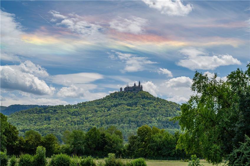 Seltene Haloerscheinung: Bunter Himmel über der Burg Hohenzollern fasziniert Beobachter