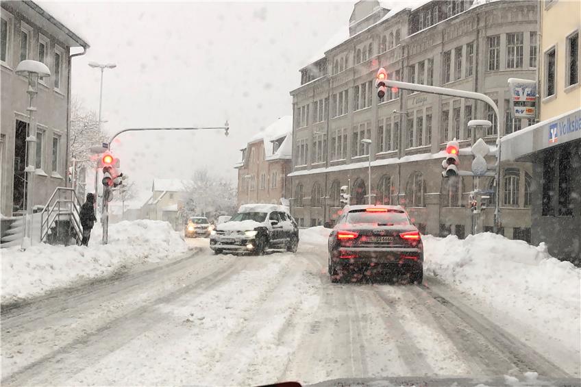 Querstehende Lastwagen und viel Stau: Schneefälle legen den Verkehr in der Region komplett lahm