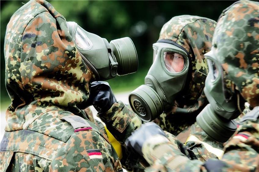 Soldaten üben in Stetten a.k.M den Kampf gegen chemische Waffen