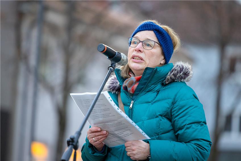 Der Balinger Marktplatz verstummt: 400 Zollernälbler stehen für Frieden in der Ukraine ein