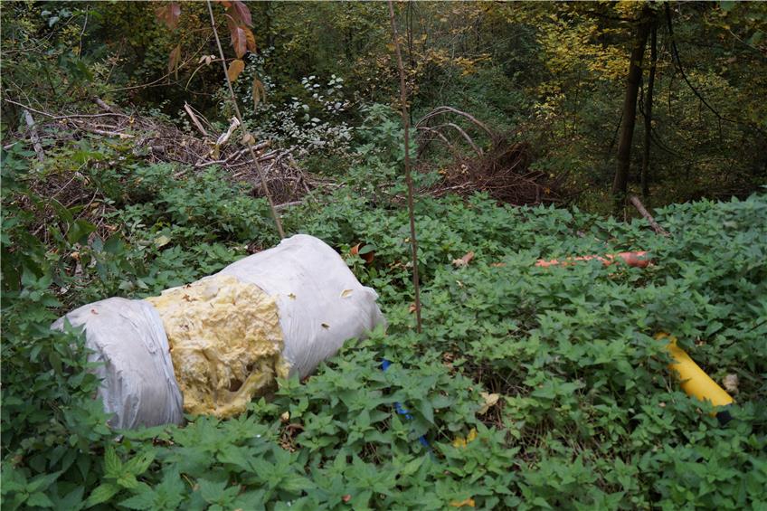 Umweltfrevler entsorgt Bauschutt im Wald am alten Albaufstieg zwischen Weilen und Deilingen