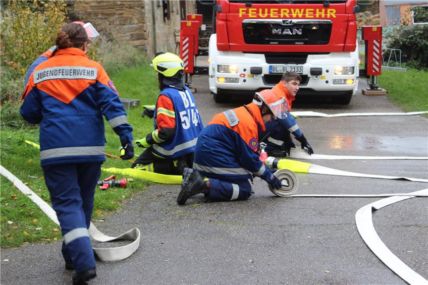 Retten, löschen, Hilfe leisten: Balinger Feuerwehr-Jugend übt bei Erzingen den Ernstfall