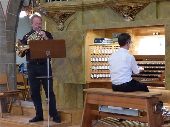 Moderne Klänge für Horn und Orgel erfüllen die Stadtkirche