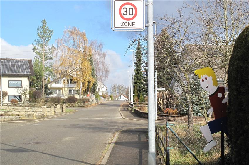 Probleme in Harthausen: Schild und Symbol halten Schnellfahrer nicht auf