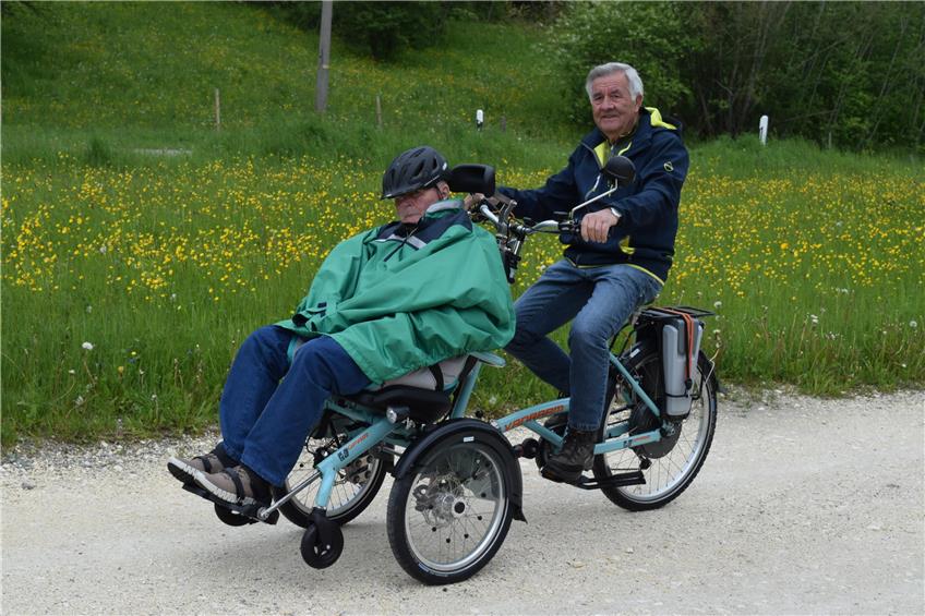 In guten wie in schlechten Zeiten: Acht Freunde überraschen Tieringer mit Rollstuhlfahrrad