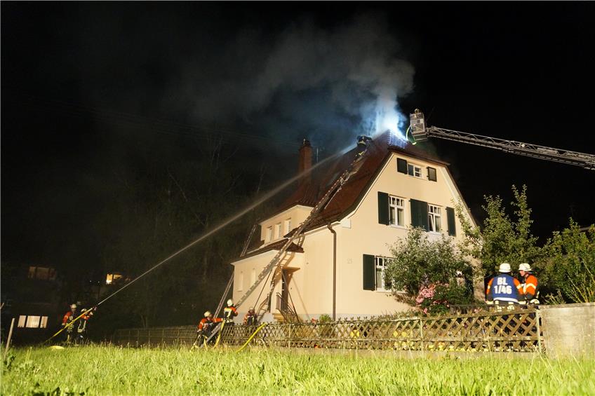 Dachstuhlbrand in einem Praxisgebäude in Balingen fordert Feuerwehr bei Großeinsatz
