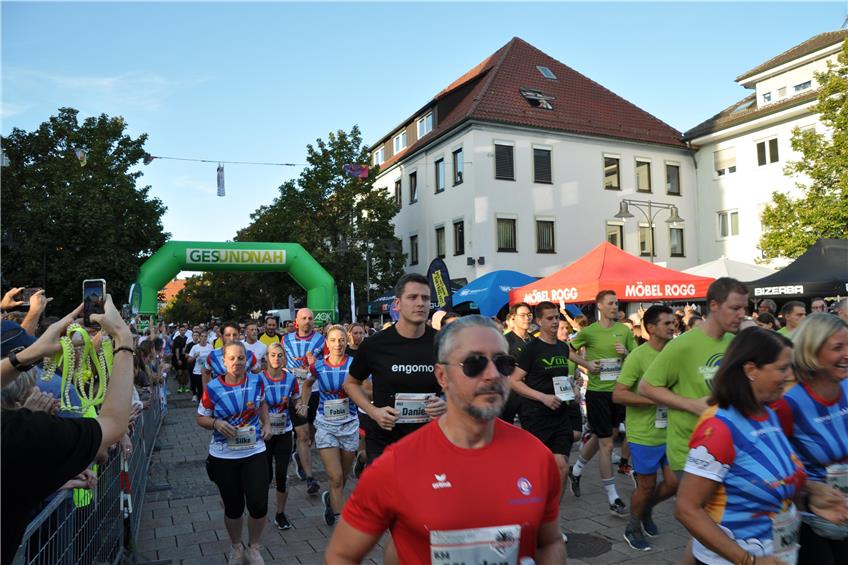 Miteinander und Spaß zählen: Über 2000 Läufer starten beim 14. AOK Firmenlauf in Balingen