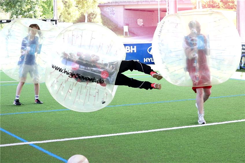 Ein Fußballspiel, wie eine Boxautofahrt: ZAK-Team testet Bubble-Soccer in der Bizerba-Arena