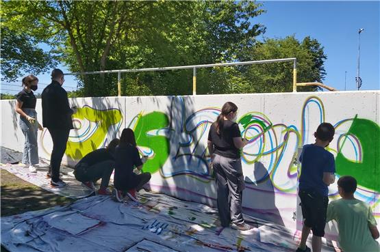 Winterlinger Kinder und Jugendliche gestalten Wände an Stadion und Sporthalle mit Graffiti
