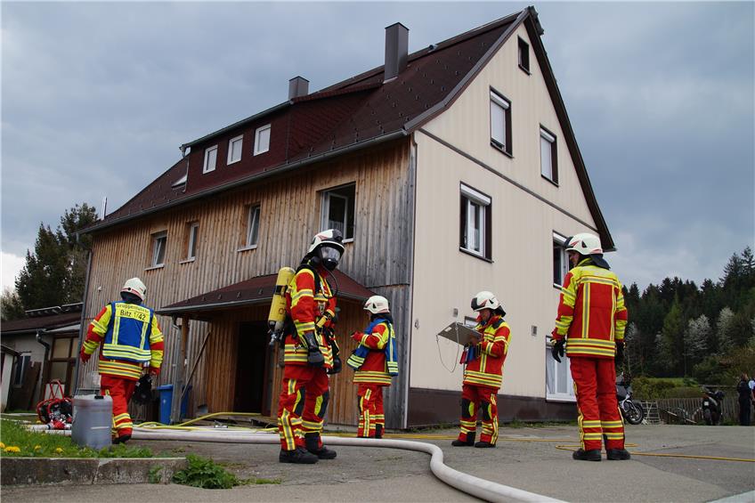 Feuer in Photovoltaikanlage: Feuerwehr löscht Kellerbrand in Bitz